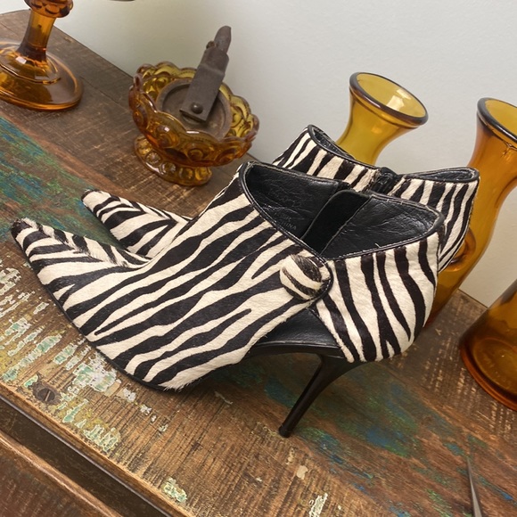 🦓🦓🦓 Zebra Print boots that I never wore size 8. 4-5 inch heels BRAND NEW - Picture 7 of 13